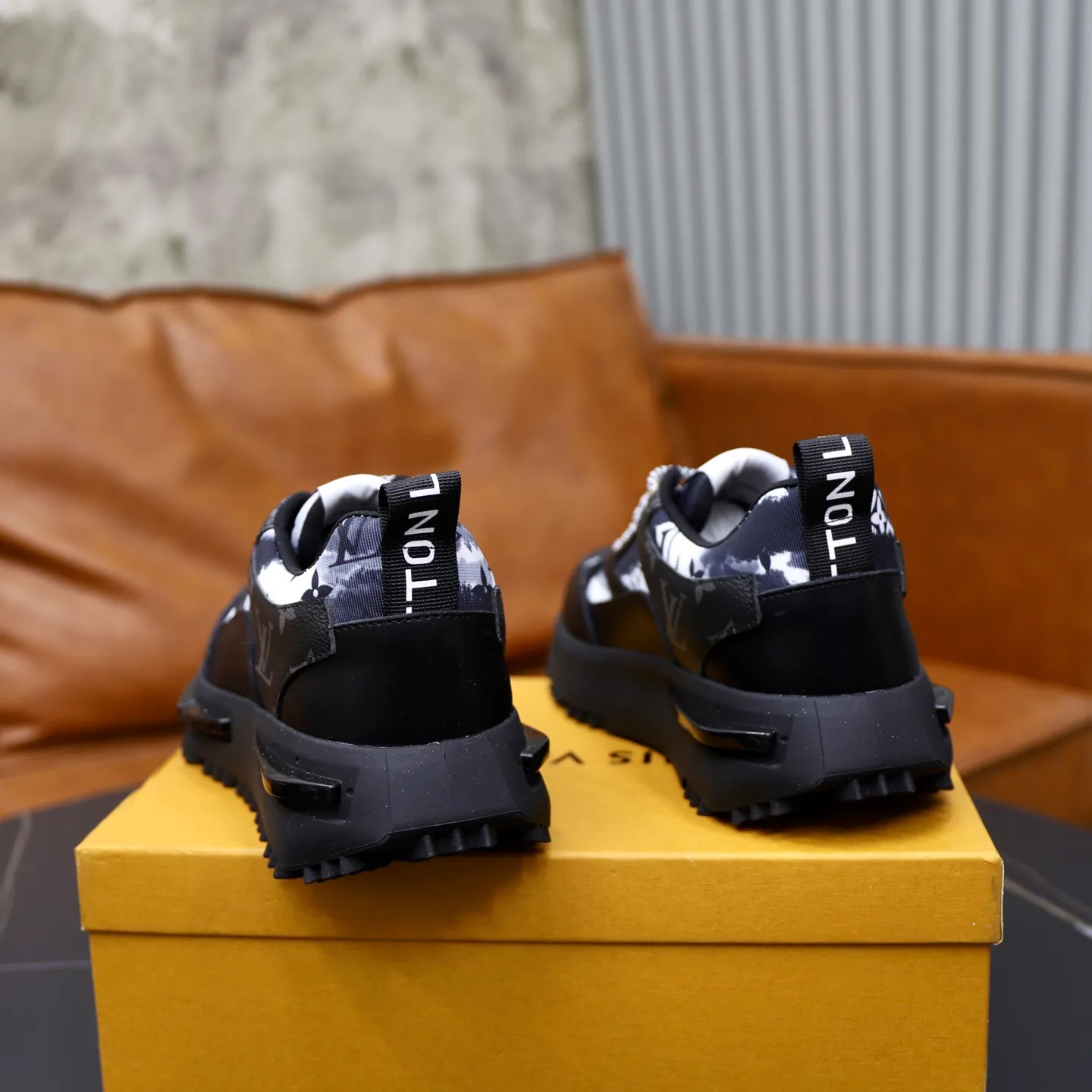 Ex-factory price: 462💰🙅‍♂️🙅‍♂️🙅‍♂️ Brand: LV Louis Vuitton Standard code: 38-44 (45 customized) Grade: Same as the official website Material: Original material splicing Comfortable and breathable lining Lightweight and wear-resistant sports outsole Style category: Men's fashionable casual shoes Running sneakers Distinguished luxury brand elements Top luxury Color: actual picture color